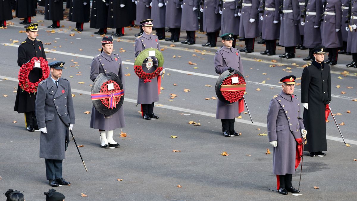 Britský král vedl ceremonii k uctění padlých vojáků, Andrew se jí nezúčastnil